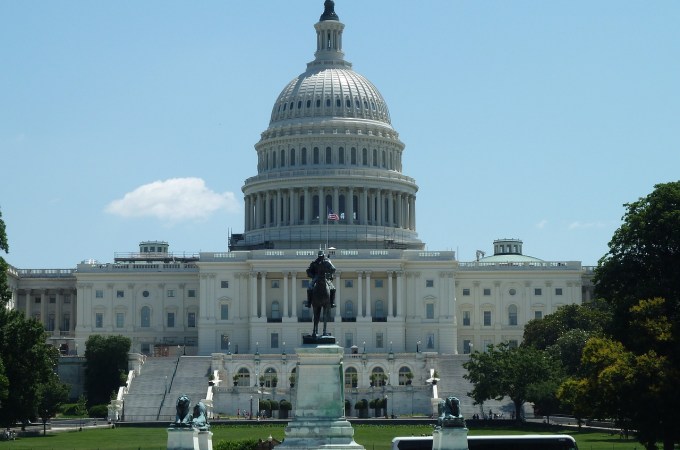 US Lawmakers Debate Dueling Stablecoin Bill Drafts